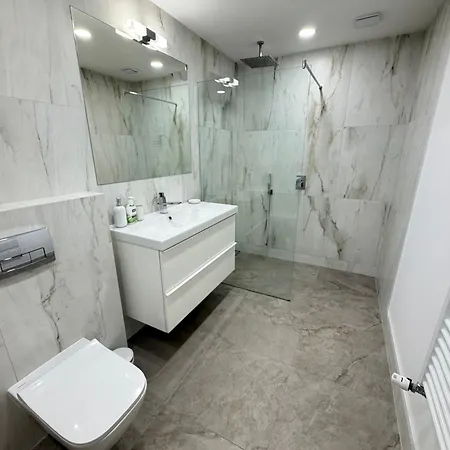 Zurich Spacious 2bdr W Paid Parking, Workdesk And Wifi דירה