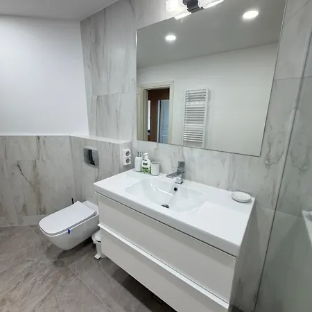 Zurich Spacious 2bdr W Paid Parking, Workdesk And Wifi *