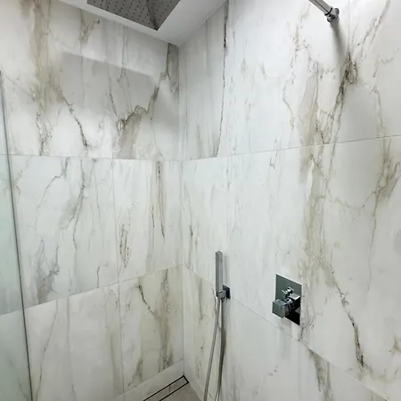Zurich Spacious 2bdr W Paid Parking, Workdesk And Wifi